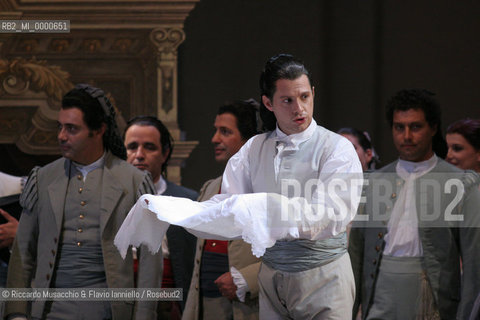 Roma, Teatro dell Opera 18 09 2005  LE NOZZE DI FIGARO  di Wolfgang Amadeus Mozart.ORCHESTRA E CORO DEL TEATRO DELLOPERA.Maestro concertatore e Direttore: Gianluigi Gelmetti.Regia di Gigi Proietti.Scene e costumi di Quirino Conti.Nella foto: Alex Esposito (Figaro).Ph Riccardo Musacchio  ©Riccardo Musacchio & Flavio Ianniello/Rosebud2