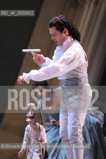 Roma, Teatro dell Opera 18 09 2005  LE NOZZE DI FIGARO  di Wolfgang Amadeus Mozart.ORCHESTRA E CORO DEL TEATRO DELLOPERA.Maestro concertatore e Direttore: Gianluigi Gelmetti.Regia di Gigi Proietti.Scene e costumi di Quirino Conti.Nella foto: Laura Cherici (Susanna) e Alex Esposito (Figaro).Ph Riccardo Musacchio  ©Riccardo Musacchio & Flavio Ianniello/Rosebud2