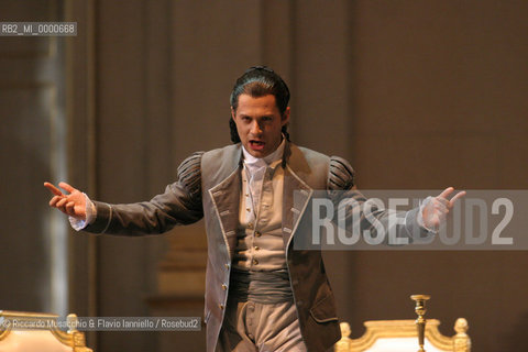 Roma, Teatro dell Opera 18 09 2005  LE NOZZE DI FIGARO  di Wolfgang Amadeus Mozart.ORCHESTRA E CORO DEL TEATRO DELLOPERA.Maestro concertatore e Direttore: Gianluigi Gelmetti.Regia di Gigi Proietti.Scene e costumi di Quirino Conti.Nella foto: Alex Esposito (Figaro).Ph Riccardo Musacchio  ©Riccardo Musacchio & Flavio Ianniello/Rosebud2