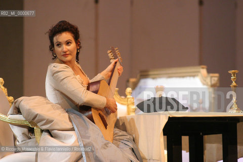 Roma, Teatro dell Opera 18 09 2005  LE NOZZE DI FIGARO  di Wolfgang Amadeus Mozart.ORCHESTRA E CORO DEL TEATRO DELLOPERA.Maestro concertatore e Direttore: Gianluigi Gelmetti.Regia di Gigi Proietti.Scene e costumi di Quirino Conti.Nella foto: Laura Cherici (Susanna).Ph Riccardo Musacchio  ©Riccardo Musacchio & Flavio Ianniello/Rosebud2