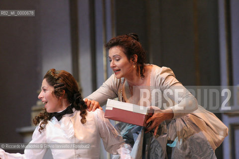 Roma, Teatro dell Opera 18 09 2005  LE NOZZE DI FIGARO  di Wolfgang Amadeus Mozart.ORCHESTRA E CORO DEL TEATRO DELLOPERA.Maestro concertatore e Direttore: Gianluigi Gelmetti.Regia di Gigi Proietti.Scene e costumi di Quirino Conti.Nella foto: Laura Cherici (Susanna) e Laura Polverelli (Cherubino).Ph Riccardo Musacchio  ©Riccardo Musacchio & Flavio Ianniello/Rosebud2