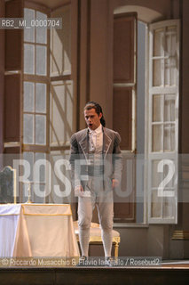 Roma, Teatro dell Opera 18 09 2005  LE NOZZE DI FIGARO  di Wolfgang Amadeus Mozart.ORCHESTRA E CORO DEL TEATRO DELLOPERA.Maestro concertatore e Direttore: Gianluigi Gelmetti.Regia di Gigi Proietti.Scene e costumi di Quirino Conti.Nella foto: Alex Esposito (Figaro).Ph Riccardo Musacchio  ©Riccardo Musacchio & Flavio Ianniello/Rosebud2