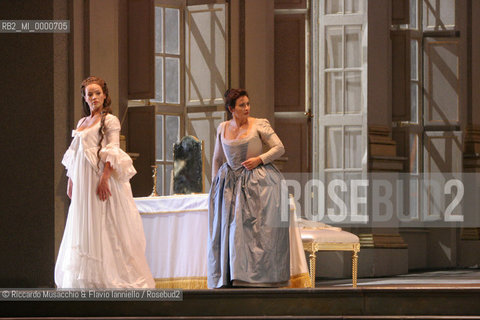 Roma, Teatro dell Opera 18 09 2005  LE NOZZE DI FIGARO  di Wolfgang Amadeus Mozart.ORCHESTRA E CORO DEL TEATRO DELLOPERA.Maestro concertatore e Direttore: Gianluigi Gelmetti.Regia di Gigi Proietti.Scene e costumi di Quirino Conti.Nella foto: Laura Cherici (Susanna) e Anna Rita Taliento (La Contessa).Ph Riccardo Musacchio  ©Riccardo Musacchio & Flavio Ianniello/Rosebud2