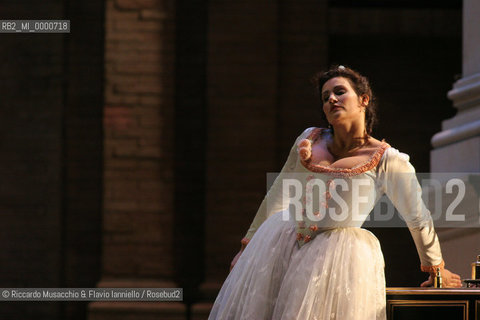 Roma, Teatro dell Opera 18 09 2005  LE NOZZE DI FIGARO  di Wolfgang Amadeus Mozart.ORCHESTRA E CORO DEL TEATRO DELLOPERA.Maestro concertatore e Direttore: Gianluigi Gelmetti.Regia di Gigi Proietti.Scene e costumi di Quirino Conti.Nella foto: Laura Cherici (Susanna).Ph Riccardo Musacchio  ©Riccardo Musacchio & Flavio Ianniello/Rosebud2