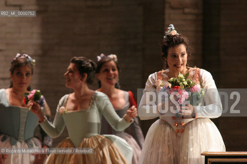 Roma, Teatro dell Opera 18 09 2005  LE NOZZE DI FIGARO  di Wolfgang Amadeus Mozart.ORCHESTRA E CORO DEL TEATRO DELLOPERA.Maestro concertatore e Direttore: Gianluigi Gelmetti.Regia di Gigi Proietti.Scene e costumi di Quirino Conti.Nella foto: Laura Cherici (Susanna).Ph Riccardo Musacchio  ©Riccardo Musacchio & Flavio Ianniello/Rosebud2