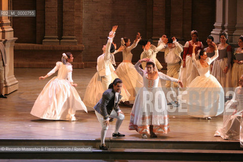 Roma, Teatro dell Opera 18 09 2005  LE NOZZE DI FIGARO  di Wolfgang Amadeus Mozart.ORCHESTRA E CORO DEL TEATRO DELLOPERA.Maestro concertatore e Direttore: Gianluigi Gelmetti.Regia di Gigi Proietti.Scene e costumi di Quirino Conti.Nella foto: Laura Cherici (Susanna) e Alex Esposito (Figaro).Ph Riccardo Musacchio  ©Riccardo Musacchio & Flavio Ianniello/Rosebud2