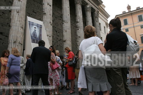 Roma,  13 07 2005.Settimana dell Alta Moda Capitolina.Sfilata di Cavagna D Amico.Nella foto: la fila per entrare al Tempio di Adriano.Ph Riccardo Musacchio & Flavio Ianniello  ©Riccardo Musacchio & Flavio Ianniello/Rosebud2