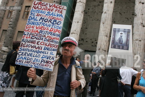 Roma,  13 07 2005.Settimana dell Alta Moda Capitolina.Sfilata di Cavagna D Amico.Nella foto: un eccentrico personaggio con il suo cartello di protesta davanti al Tempio di Adriano.Ph Riccardo Musacchio & Flavio Ianniello  ©Riccardo Musacchio & Flavio Ianniello/Rosebud2