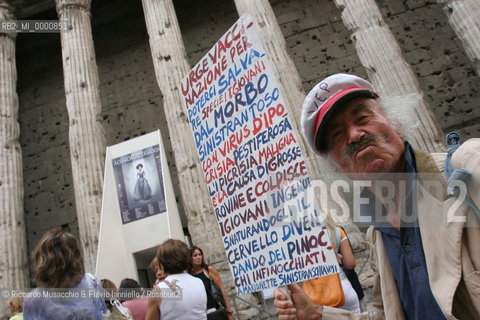 Roma,  13 07 2005.Settimana dell Alta Moda Capitolina.Sfilata di Cavagna D Amico.Nella foto: un eccentrico personaggio con il suo cartello di protesta davanti al Tempio di Adriano.Ph Riccardo Musacchio & Flavio Ianniello  ©Riccardo Musacchio & Flavio Ianniello/Rosebud2