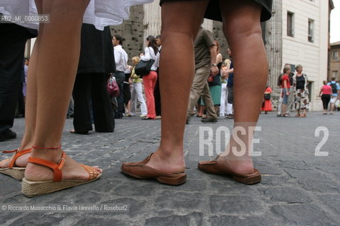 Roma,  13 07 2005.Settimana dell Alta Moda Capitolina.Sfilata di Cavagna D Amico.Nella foto: la fila per entrare al Tempio di Adriano.Ph Riccardo Musacchio & Flavio Ianniello  ©Riccardo Musacchio & Flavio Ianniello/Rosebud2