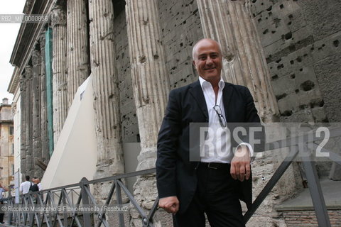 Roma,  13 07 2005.Settimana dell Alta Moda Capitolina.Sfilata di Cavagna D Amico.Nella foto: Stefano Dominella, presidente di Alta Roma, in posa davanti al Tempio di Adriano.Ph Riccardo Musacchio & Flavio Ianniello  ©Riccardo Musacchio & Flavio Ianniello/Rosebud2