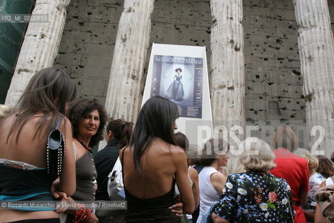 Roma,  13 07 2005.Settimana dell Alta Moda Capitolina.Sfilata di Cavagna D Amico.Nella foto: la fila per entrare al Tempio di Adriano.Ph Riccardo Musacchio & Flavio Ianniello  ©Riccardo Musacchio & Flavio Ianniello/Rosebud2