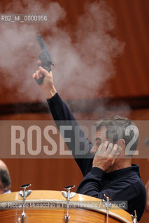 Roma, Auditorium Parco della Musica 10 03 2006.Orchestra dell Accademia Nazionale di Santa Cecilia.Direttore Paul MCcreesh (in prova).Nella foto: musicisti, strumenti, artistico. Marco Bugarini con la pistola.Ph Riccardo Musacchio & Flavio Ianniello  ©Riccardo Musacchio & Flavio Ianniello/Rosebud2