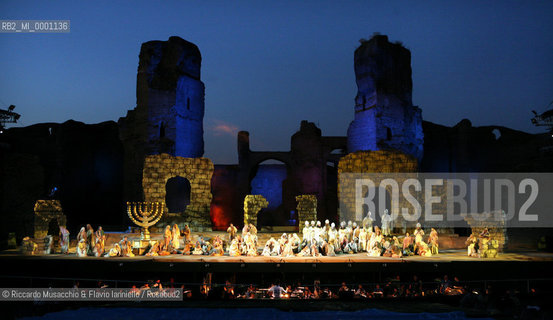 Terme di Caracalla, 16 07 2007.Nabucco.Dramma lirico in quattro atti.Libretto di Temistocle Solera .Musica di Giuseppe Verdi .Orchestra e Coro del Teatro dellOpera di Roma.Maestro concertatore e Direttore: Antonio Pirolli.Maestro del Coro: Andrea Giorgi.Regia e Scene: Jacobo Kaufmann.Costumi: Anna Biagiotti.  ©Riccardo Musacchio & Flavio Ianniello/Rosebud2