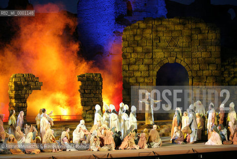 Terme di Caracalla, 16 07 2007.Nabucco.Dramma lirico in quattro atti.Libretto di Temistocle Solera .Musica di Giuseppe Verdi .Orchestra e Coro del Teatro dellOpera di Roma.Maestro concertatore e Direttore: Antonio Pirolli.Maestro del Coro: Andrea Giorgi.Regia e Scene: Jacobo Kaufmann.Costumi: Anna Biagiotti.  ©Riccardo Musacchio & Flavio Ianniello/Rosebud2