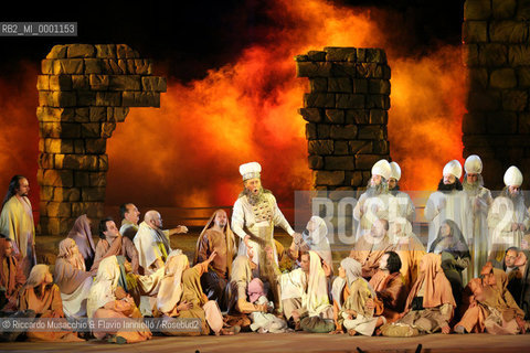 Terme di Caracalla, 16 07 2007.Nabucco.Dramma lirico in quattro atti.Libretto di Temistocle Solera .Musica di Giuseppe Verdi .Orchestra e Coro del Teatro dellOpera di Roma.Maestro concertatore e Direttore: Antonio Pirolli.Maestro del Coro: Andrea Giorgi.Regia e Scene: Jacobo Kaufmann.Costumi: Anna Biagiotti.nella foto: Samuel Ramey (Zaccaria).  ©Riccardo Musacchio & Flavio Ianniello/Rosebud2