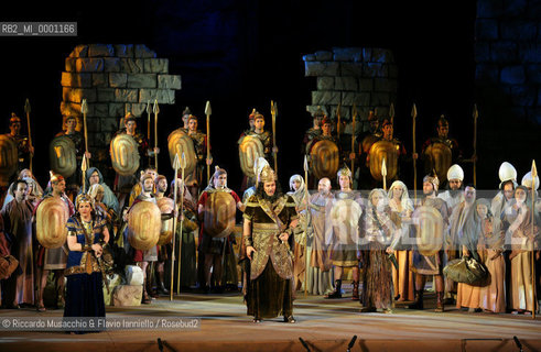 Terme di Caracalla, 16 07 2007.Nabucco.Dramma lirico in quattro atti.Libretto di Temistocle Solera .Musica di Giuseppe Verdi .Orchestra e Coro del Teatro dellOpera di Roma.Maestro concertatore e Direttore: Antonio Pirolli.Maestro del Coro: Andrea Giorgi.Regia e Scene: Jacobo Kaufmann.Costumi: Anna Biagiotti.nella foto da sinistra: Andrea Gruber (Abigaille), Carlo Guelfi (Nabucco) e Angelo Casertano (Abdallo).  ©Riccardo Musacchio & Flavio Ianniello/Rosebud2