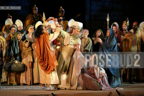 Terme di Caracalla, 16 07 2007.Nabucco.Dramma lirico in quattro atti.Libretto di Temistocle Solera .Musica di Giuseppe Verdi .Orchestra e Coro del Teatro dellOpera di Roma.Maestro concertatore e Direttore: Antonio Pirolli.Maestro del Coro: Andrea Giorgi.Regia e Scene: Jacobo Kaufmann.Costumi: Anna Biagiotti.nella foto da sinistra: Stefano Di Segni (Ismaele), Samuel Ramey (Zaccaria) e Federica Bragaglia (Fenena).  ©Riccardo Musacchio & Flavio Ianniello/Rosebud2