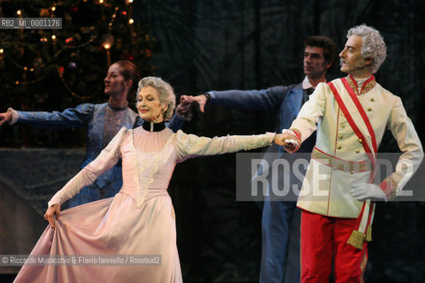 Roma, Teatro dell Opera 11 12 2005.Lo Schiaccianoci, balletto su musica di Petr Cajkovskij..Orchestra e Corpo di Ballo del Teatro dell Opera,.Coreografia Jean-Yves Lormeau.Regia Beppe Menegatti.Scene e costumi Luisa Spinatelli.Nella foto: Carla Fracci e Andrea Costa.Ph Riccardo Musacchio & Flavio Ianniello  ©Riccardo Musacchio & Flavio Ianniello/Rosebud2