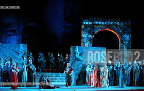 Terme di Caracalla, 16 07 2007.Nabucco.Dramma lirico in quattro atti.Libretto di Temistocle Solera .Musica di Giuseppe Verdi .Orchestra e Coro del Teatro dellOpera di Roma.Maestro concertatore e Direttore: Antonio Pirolli.Maestro del Coro: Andrea Giorgi.Regia e Scene: Jacobo Kaufmann.Costumi: Anna Biagiotti.  ©Riccardo Musacchio & Flavio Ianniello/Rosebud2