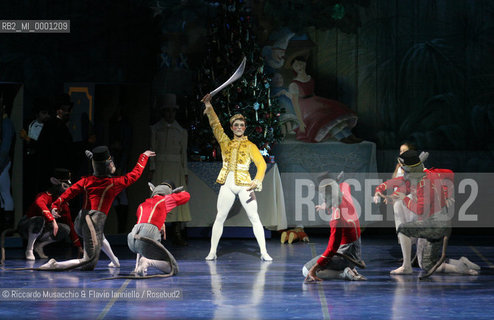 Roma, Teatro dell Opera 11 12 2005.Lo Schiaccianoci, balletto su musica di Petr Cajkovskij..Orchestra e Corpo di Ballo del Teatro dell Opera,.Coreografia Jean-Yves Lormeau.Regia Beppe Menegatti.Scene e costumi Luisa Spinatelli.Nella foto: Riccardo Di Cosmo.Ph Riccardo Musacchio & Flavio Ianniello  ©Riccardo Musacchio & Flavio Ianniello/Rosebud2