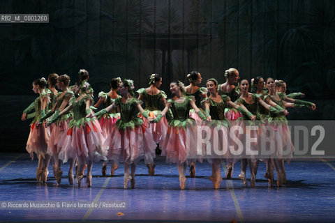 Roma, Teatro dell Opera 11 12 2005.Lo Schiaccianoci, balletto su musica di Petr Cajkovskij..Orchestra e Corpo di Ballo del Teatro dell Opera,.Coreografia Jean-Yves Lormeau.Regia Beppe Menegatti.Scene e costumi Luisa Spinatelli.Ph Riccardo Musacchio & Flavio Ianniello  ©Riccardo Musacchio & Flavio Ianniello/Rosebud2