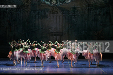 Roma, Teatro dell Opera 11 12 2005.Lo Schiaccianoci, balletto su musica di Petr Cajkovskij..Orchestra e Corpo di Ballo del Teatro dell Opera,.Coreografia Jean-Yves Lormeau.Regia Beppe Menegatti.Scene e costumi Luisa Spinatelli.Ph Riccardo Musacchio & Flavio Ianniello  ©Riccardo Musacchio & Flavio Ianniello/Rosebud2