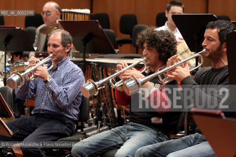 Roma, Auditorium Parco della Musica 02 02 2007.Orchestra e Coro dellAccademia Nazionale di Santa Cecilia  .George Pehlivanian  direttore.Peter Jablonski pianoforte (in prova).Nella foto: musicisti, strumenti, artistico.Ph Riccardo Musacchio & Flavio Ianniello  ©Riccardo Musacchio & Flavio Ianniello/Rosebud2