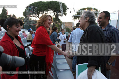 Roma, Caracalla 19 07 2005.Il maestro Placido Domingo dirige le prove di AIDA.Opera in quattro atti .Libretto di Antonio Ghislanzoni.Musica di Giuseppe Verdi .ORCHESTRA, CORO E CORPO DI BALLO DEL TEATRO DELLOPERA .In collaborazione con la Washington Opera .Nella foto: Placido Domingo saluta i vari interpreti.Ph Riccardo Musacchio  ©Riccardo Musacchio & Flavio Ianniello/Rosebud2