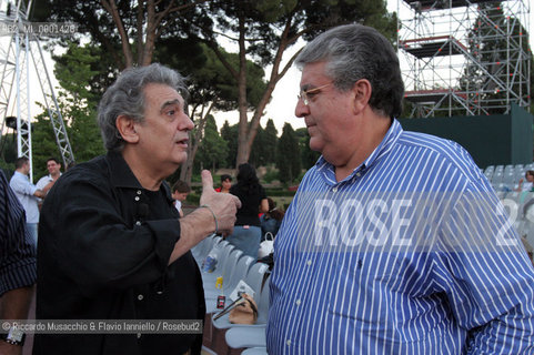 Roma, Caracalla 19 07 2005.Il maestro Placido Domingo dirige le prove di AIDA.Opera in quattro atti .Libretto di Antonio Ghislanzoni.Musica di Giuseppe Verdi .ORCHESTRA, CORO E CORPO DI BALLO DEL TEATRO DELLOPERA .In collaborazione con la Washington Opera .Nella foto: Placido Domingo saluta il baritono Juan Pons.Ph Riccardo Musacchio  ©Riccardo Musacchio & Flavio Ianniello/Rosebud2