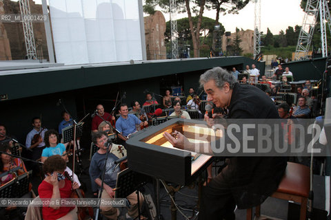 Roma, Caracalla 19 07 2005.Il maestro Placido Domingo dirige le prove di AIDA.Opera in quattro atti .Libretto di Antonio Ghislanzoni.Musica di Giuseppe Verdi .ORCHESTRA, CORO E CORPO DI BALLO DEL TEATRO DELLOPERA .In collaborazione con la Washington Opera .Ph Riccardo Musacchio  ©Riccardo Musacchio & Flavio Ianniello/Rosebud2