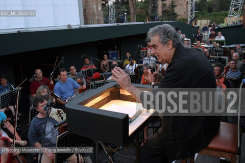 Roma, Caracalla 19 07 2005.Il maestro Placido Domingo dirige le prove di AIDA.Opera in quattro atti .Libretto di Antonio Ghislanzoni.Musica di Giuseppe Verdi .ORCHESTRA, CORO E CORPO DI BALLO DEL TEATRO DELLOPERA .In collaborazione con la Washington Opera .Ph Riccardo Musacchio  ©Riccardo Musacchio & Flavio Ianniello/Rosebud2