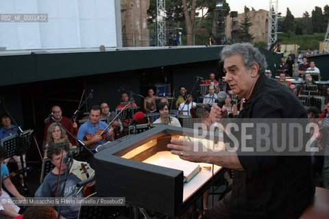 Roma, Caracalla 19 07 2005.Il maestro Placido Domingo dirige le prove di AIDA.Opera in quattro atti .Libretto di Antonio Ghislanzoni.Musica di Giuseppe Verdi .ORCHESTRA, CORO E CORPO DI BALLO DEL TEATRO DELLOPERA .In collaborazione con la Washington Opera .Ph Riccardo Musacchio  ©Riccardo Musacchio & Flavio Ianniello/Rosebud2