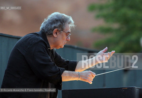 Roma, Caracalla 19 07 2005.Il maestro Placido Domingo dirige le prove di AIDA.Opera in quattro atti .Libretto di Antonio Ghislanzoni.Musica di Giuseppe Verdi .ORCHESTRA, CORO E CORPO DI BALLO DEL TEATRO DELLOPERA .In collaborazione con la Washington Opera .Ph Riccardo Musacchio  ©Riccardo Musacchio & Flavio Ianniello/Rosebud2