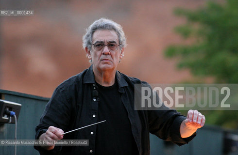 Roma, Caracalla 19 07 2005.Il maestro Placido Domingo dirige le prove di AIDA.Opera in quattro atti .Libretto di Antonio Ghislanzoni.Musica di Giuseppe Verdi .ORCHESTRA, CORO E CORPO DI BALLO DEL TEATRO DELLOPERA .In collaborazione con la Washington Opera .Ph Riccardo Musacchio..Italy Rome Caracalla 19 07 2005.the conductor Placido Domingo conducts Aida.Opera in four times.music of Giuseppe Verdi.collaboration with Washington Opera.Ph Riccardo Musacchio  ©Riccardo Musacchio & Flavio Ianniello/Rosebud2