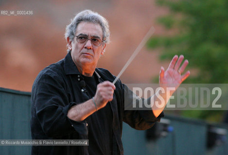 Roma, Caracalla 19 07 2005.Il maestro Placido Domingo dirige le prove di AIDA.Opera in quattro atti .Libretto di Antonio Ghislanzoni.Musica di Giuseppe Verdi .ORCHESTRA, CORO E CORPO DI BALLO DEL TEATRO DELLOPERA .In collaborazione con la Washington Opera .Ph Riccardo Musacchio..Italy Rome Caracalla 19 07 2005.the conductor Placido Domingo conducts Aida.Opera in four times.music of Giuseppe Verdi.collaboration with Washington Opera.Ph Riccardo Musacchio  ©Riccardo Musacchio & Flavio Ianniello/Rosebud2