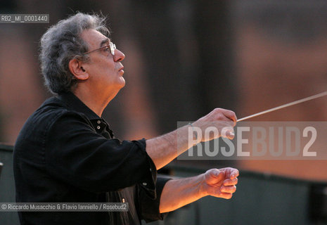 Roma, Caracalla 19 07 2005.Il maestro Placido Domingo dirige le prove di AIDA.Opera in quattro atti .Libretto di Antonio Ghislanzoni.Musica di Giuseppe Verdi .ORCHESTRA, CORO E CORPO DI BALLO DEL TEATRO DELLOPERA .In collaborazione con la Washington Opera .Ph Riccardo Musacchio..Italy Rome Caracalla 19 07 2005.the conductor Placido Domingo conducts Aida.Opera in four times.music of Giuseppe Verdi.collaboration with Washington Opera.Ph Riccardo Musacchio  ©Riccardo Musacchio & Flavio Ianniello/Rosebud2