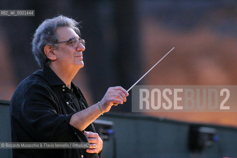 Roma, Caracalla 19 07 2005.Il maestro Placido Domingo dirige le prove di AIDA.Opera in quattro atti .Libretto di Antonio Ghislanzoni.Musica di Giuseppe Verdi .ORCHESTRA, CORO E CORPO DI BALLO DEL TEATRO DELLOPERA .In collaborazione con la Washington Opera .Ph Riccardo Musacchio..Italy Rome Caracalla 19 07 2005.the conductor Placido Domingo conducts Aida.Opera in four times.music of Giuseppe Verdi.collaboration with Washington Opera.Ph Riccardo Musacchio  ©Riccardo Musacchio & Flavio Ianniello/Rosebud2