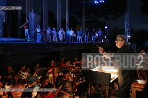 Roma, Caracalla 19 07 2005.Il maestro Placido Domingo dirige le prove di AIDA.Opera in quattro atti .Libretto di Antonio Ghislanzoni.Musica di Giuseppe Verdi .ORCHESTRA, CORO E CORPO DI BALLO DEL TEATRO DELLOPERA .In collaborazione con la Washington Opera .Ph Riccardo Musacchio  ©Riccardo Musacchio & Flavio Ianniello/Rosebud2