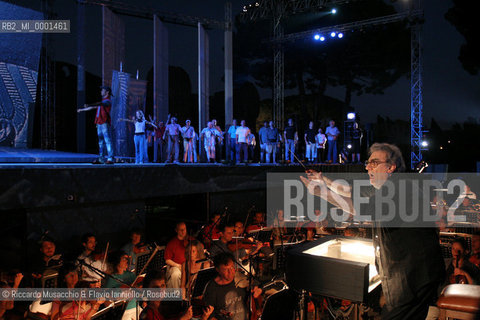 Roma, Caracalla 19 07 2005.Il maestro Placido Domingo dirige le prove di AIDA.Opera in quattro atti .Libretto di Antonio Ghislanzoni.Musica di Giuseppe Verdi .ORCHESTRA, CORO E CORPO DI BALLO DEL TEATRO DELLOPERA .In collaborazione con la Washington Opera .Ph Riccardo Musacchio  ©Riccardo Musacchio & Flavio Ianniello/Rosebud2