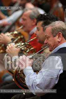 Roma, Auditorium Parco della Musica 02 02 2007.Orchestra e Coro dellAccademia Nazionale di Santa Cecilia  .George Pehlivanian  direttore.Peter Jablonski pianoforte (in prova).Nella foto: musicisti, strumenti, artistico.Ph Riccardo Musacchio & Flavio Ianniello  ©Riccardo Musacchio & Flavio Ianniello/Rosebud2