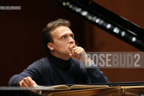 Roma, Auditorium Parco della Musica 07 12 2006.Orchestra dellAccademia Nazionale di Santa cecilia.Direttore: James Conlon (in prova).Nella foto: Lorenzo Di Bella al pianoforte.Ph Riccardo Musacchio  ©Riccardo Musacchio & Flavio Ianniello/Rosebud2