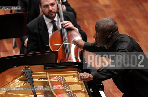 Rome, Auditorium 30 04 2005.the conductor and piano player Wayne Marshall condutcs the Santa Cecilia Orchestra during the concert.Ph Riccardo Musacchio  ©Riccardo Musacchio & Flavio Ianniello/Rosebud2