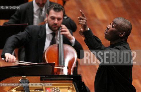 Rome, Auditorium 30 04 2005.the conductor and piano player Wayne Marshall condutcs the Santa Cecilia Orchestra during the concert.Ph Riccardo Musacchio  ©Riccardo Musacchio & Flavio Ianniello/Rosebud2