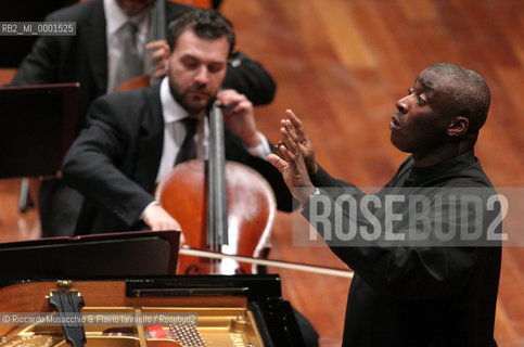 Rome, Auditorium 30 04 2005.the conductor and piano player Wayne Marshall condutcs the Santa Cecilia Orchestra during the concert.Ph Riccardo Musacchio  ©Riccardo Musacchio & Flavio Ianniello/Rosebud2