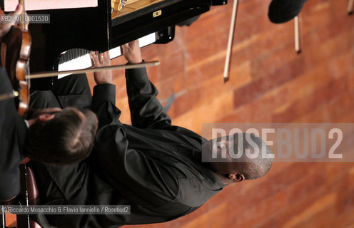 Rome, Auditorium 30 04 2005.the conductor and piano player Wayne Marshall condutcs the Santa Cecilia Orchestra during the concert.Ph Riccardo Musacchio  ©Riccardo Musacchio & Flavio Ianniello/Rosebud2