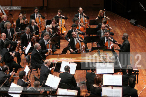 Rome, Auditorium 30 04 2005.the conductor and piano player Wayne Marshall condutcs the Santa Cecilia Orchestra during the concert.Ph Riccardo Musacchio  ©Riccardo Musacchio & Flavio Ianniello/Rosebud2