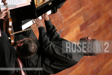 Rome, Auditorium 30 04 2005.the conductor and piano player Wayne Marshall condutcs the Santa Cecilia Orchestra during the concert.Ph Riccardo Musacchio  ©Riccardo Musacchio & Flavio Ianniello/Rosebud2