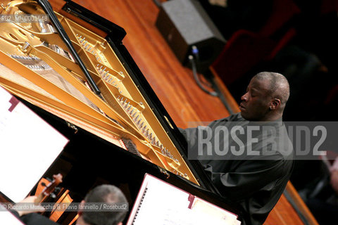 Rome, Auditorium 30 04 2005.the conductor and piano player Wayne Marshall condutcs the Santa Cecilia Orchestra during the concert.Ph Riccardo Musacchio  ©Riccardo Musacchio & Flavio Ianniello/Rosebud2