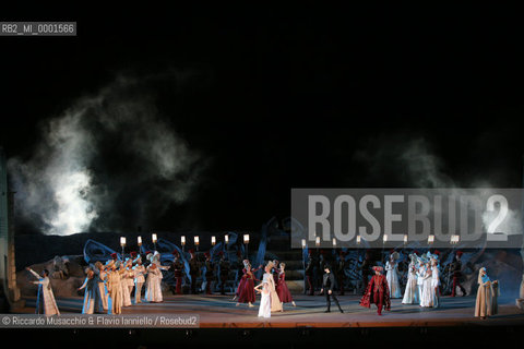 Roma, Terme di Caracalla 07 08 2007.Balletto: Romeo e Giulietta Suite.Direttore: Hirofumi Yoshida.Coreografia: Carla Fracci.Regia: Beppe Menegatti..Interpreti: Oksana Kucheruk (Giulietta) e Alessio Carbone (Romeo)..  ©Riccardo Musacchio & Flavio Ianniello/Rosebud2